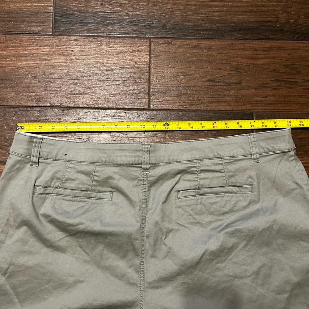 Lane Bryant Women’s Shorts Stretch Waist Comfort Band 24 Sage Green NWOT - Picture 8 of 11